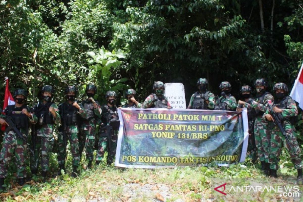 Satgas TNI Yonif 131 patroli patok batas wilayah Skouw di perbatasan RI-PNG