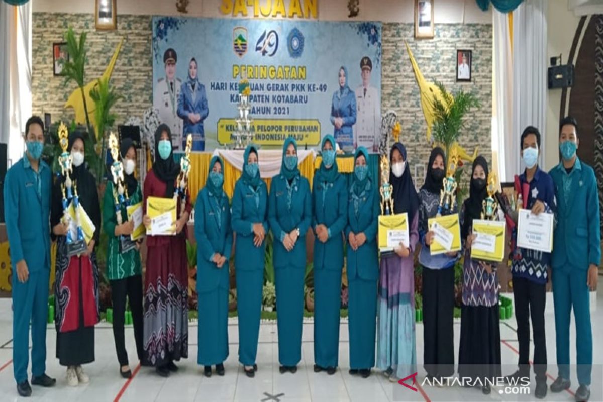 Tim PKK Kotabaru gelar lomba busana kreasi sasirangan lokal