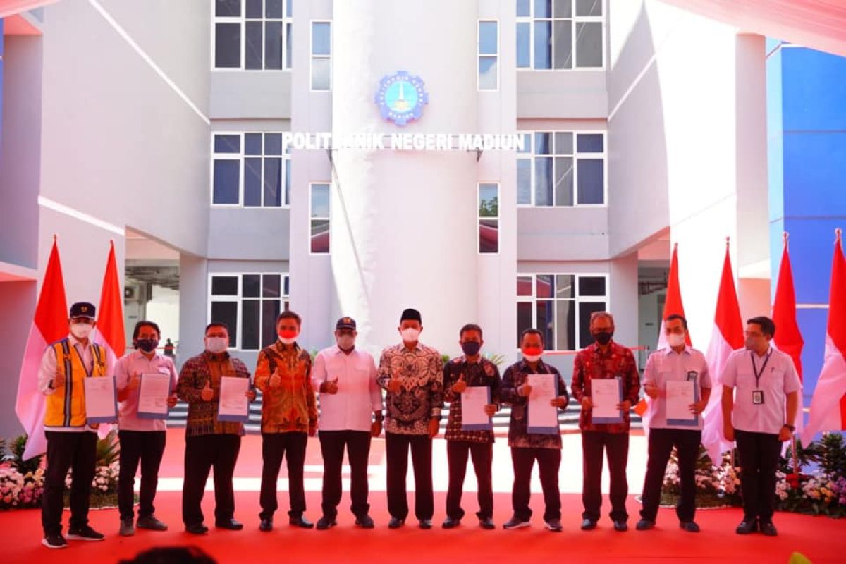 Kementerian PUPR serah terimakan gedung KDP empat poltek negeri di Jatim