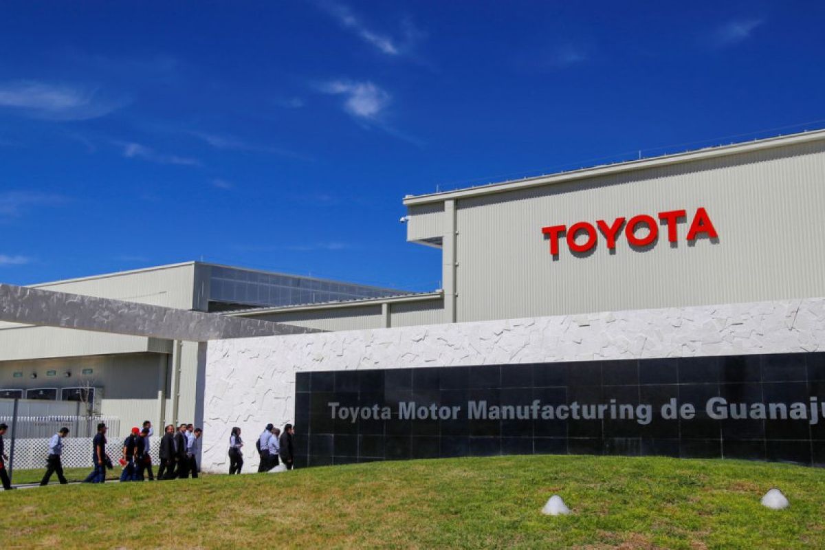Toyota pangkas target produksi imbas kekurangan suku cadang dan chip