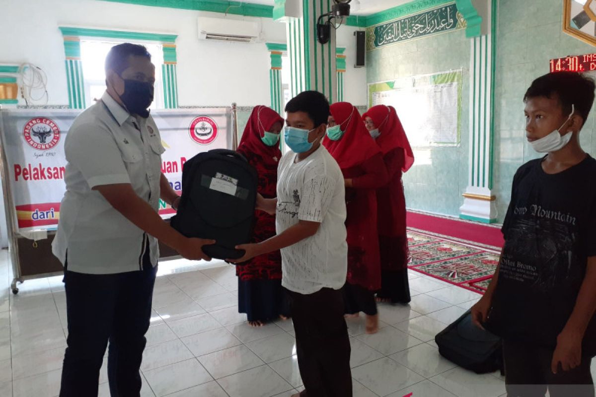 PT Semen Padang salurkan ini untuk 70 pelajar kurang mampu di Teluk Bayur