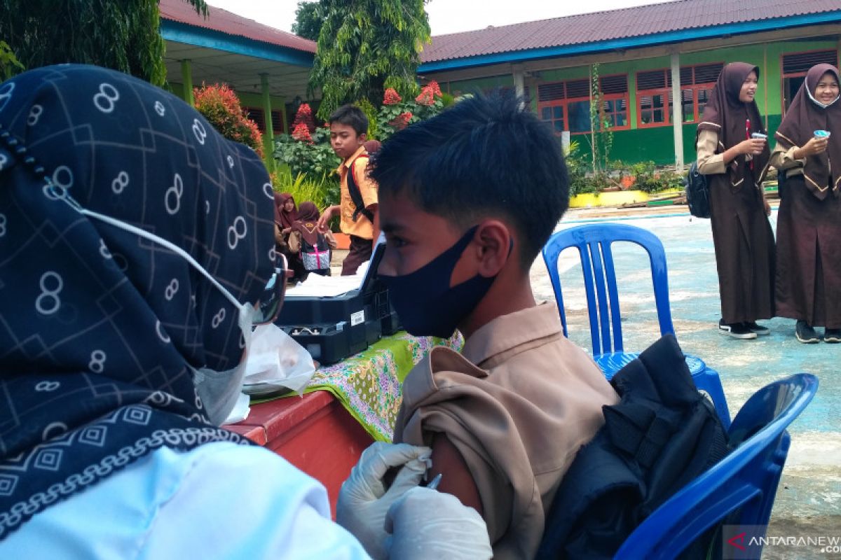 Setelah mendapat persetujuan dari orang tua, pelajar SMP di Solok Selatan mulai divaksin