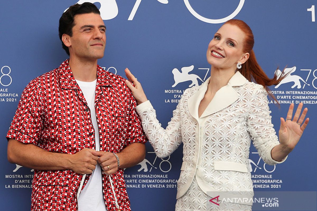 Jessica Chastain dan Oscar Isaac bermesraan di mini seri TV