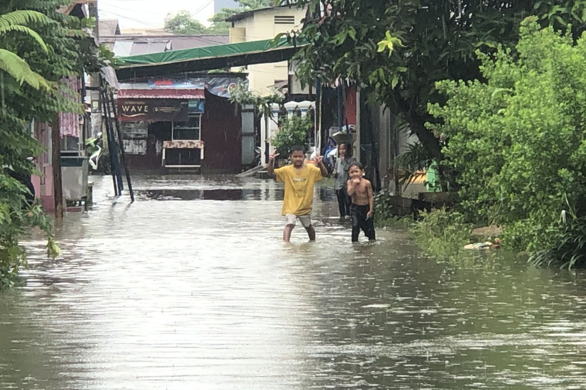 Banjir menyebabkan jalan dan permukiman warga Samarinda tergenang