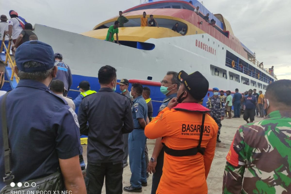 Tim SAR evakuasi 100 penumpang KM Simba 1 yang patah kemudi