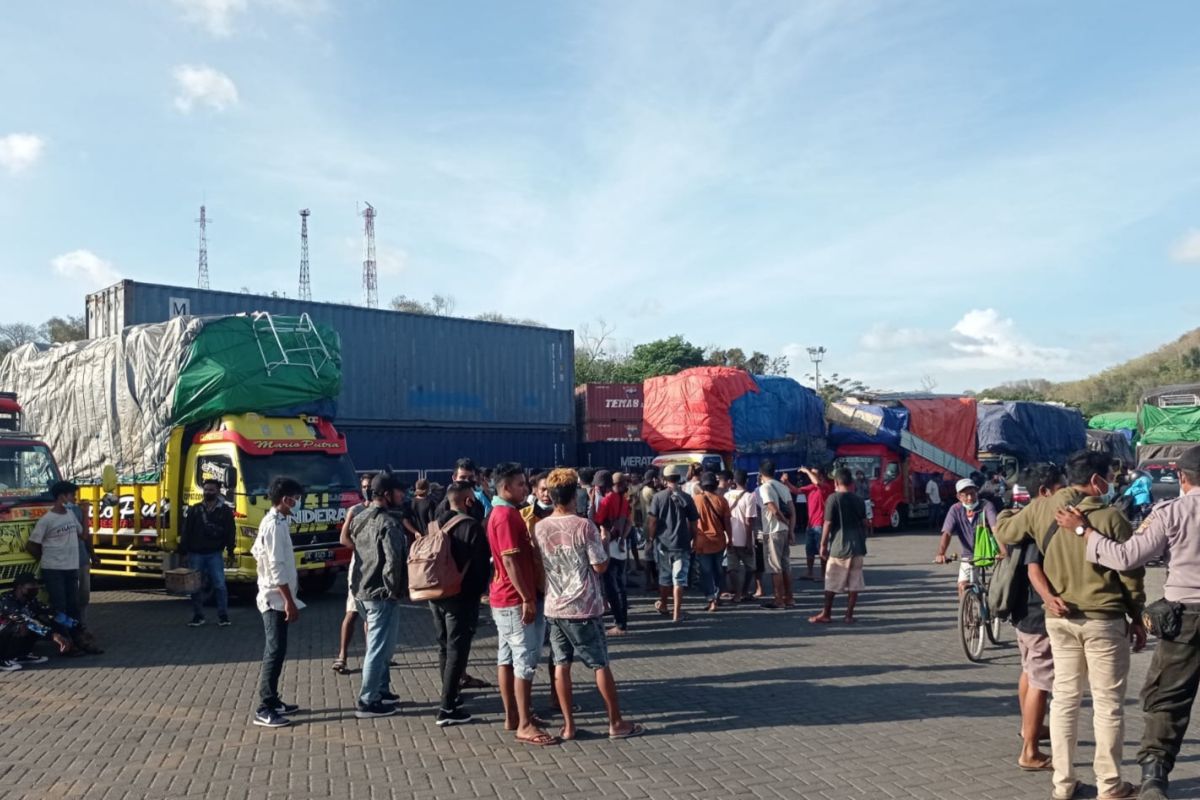 Polisi mengamankan dua orang calo tiket penyeberangan Lombok-Waingapu