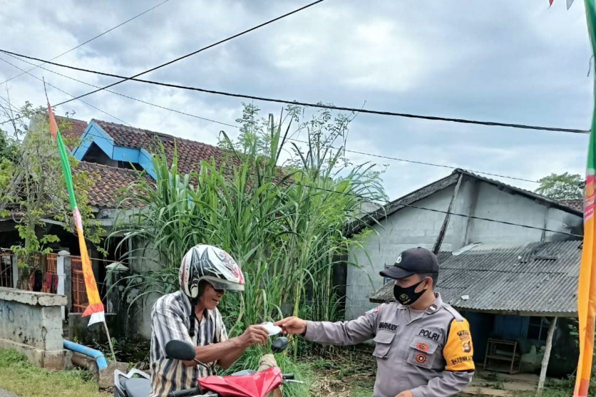 Polres OKU bagikan masker gratis tekan penyebaran COVID-19