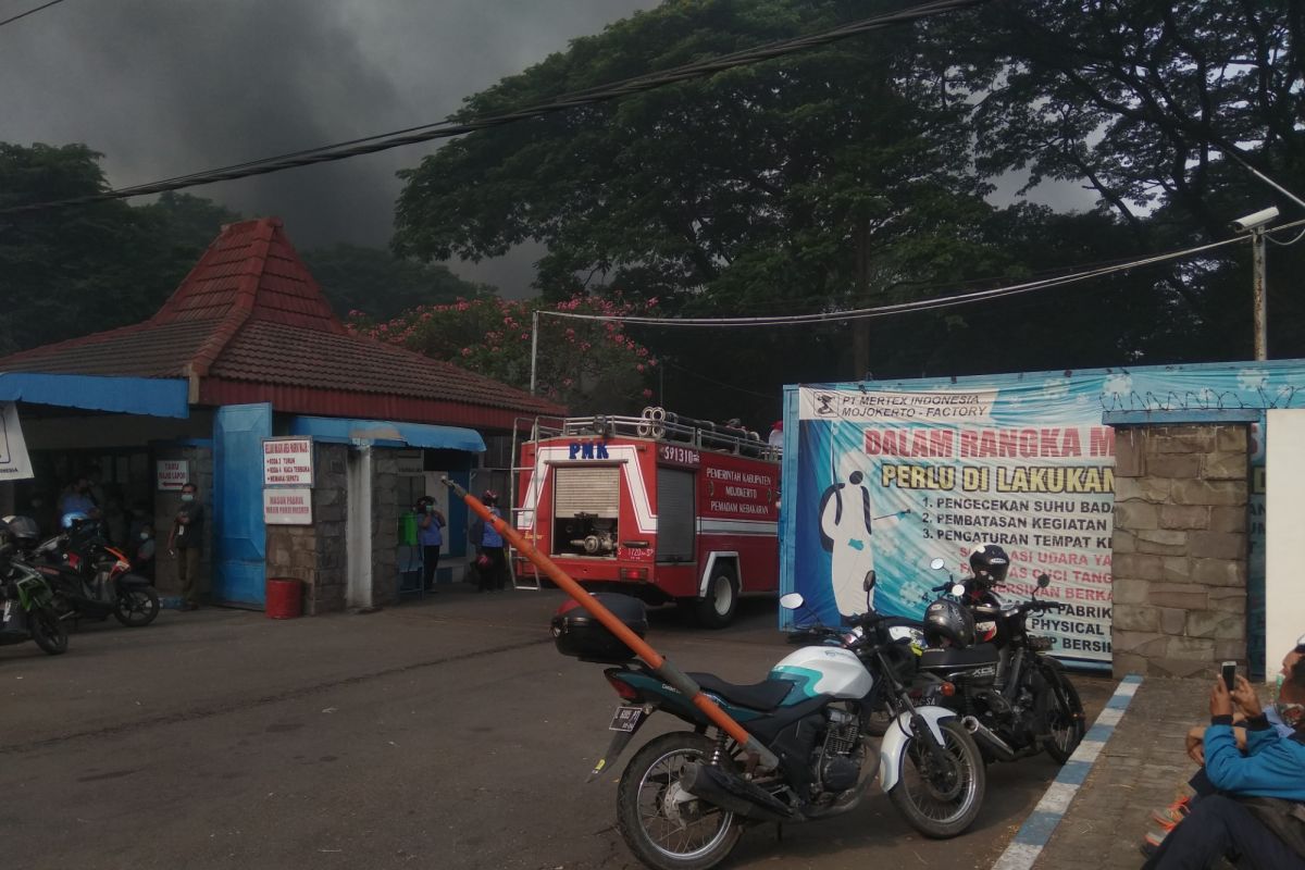 Gudang tekstil PT Mertex di Mojokerto terbakar