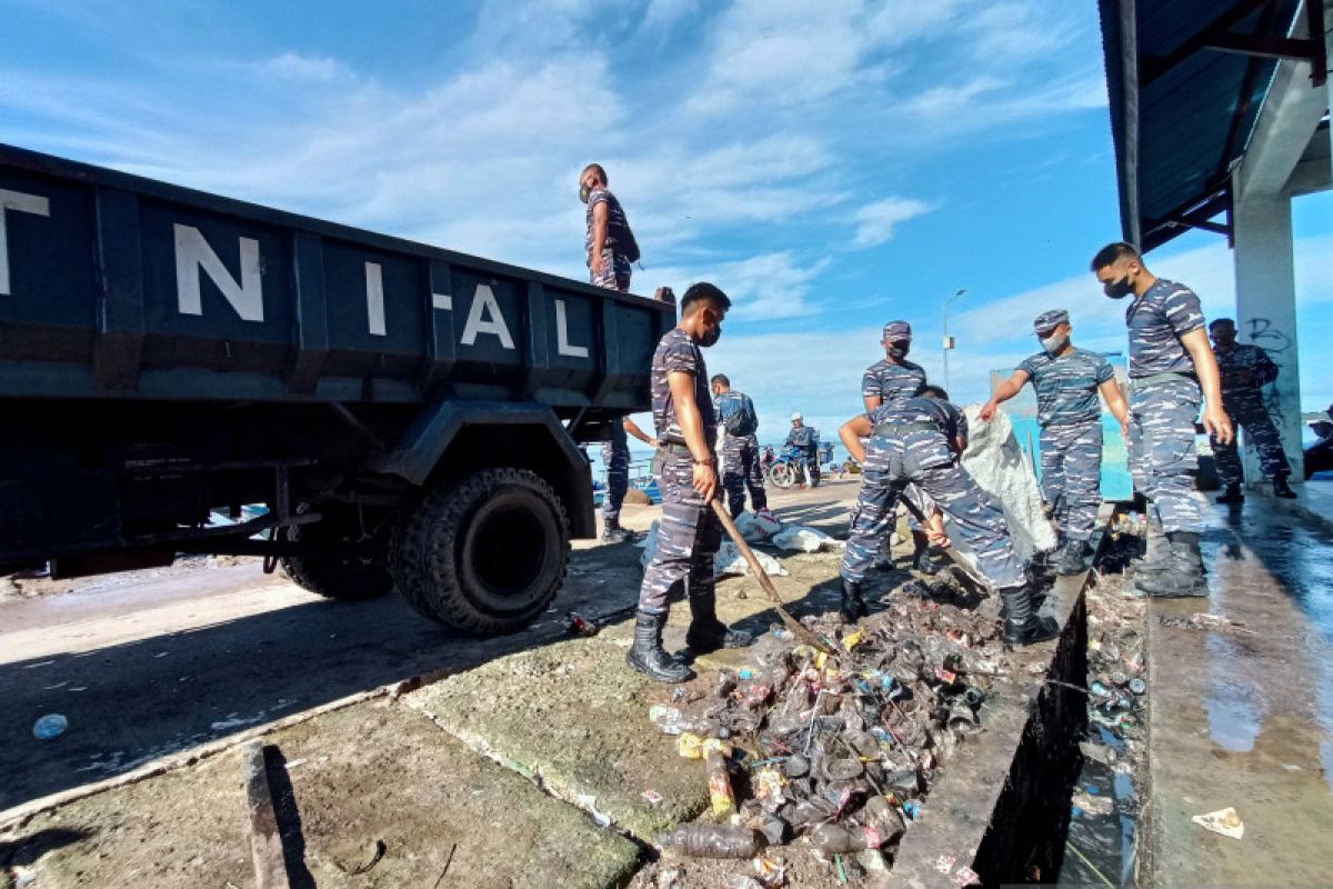 Prajurit TNI AL bersihkan sampah di Pasar Ikan Jembatan Puri kota Sorong