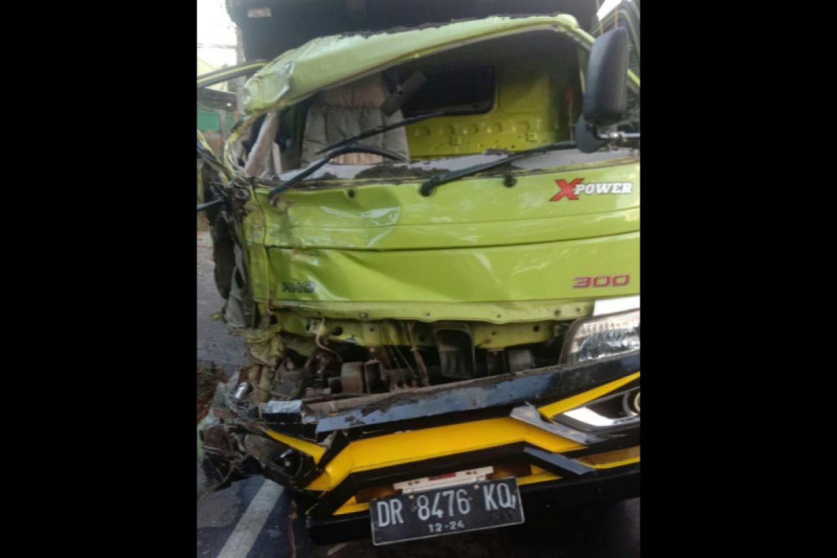 Dua truk adu jangkrik di Jalan Raya Batukliang