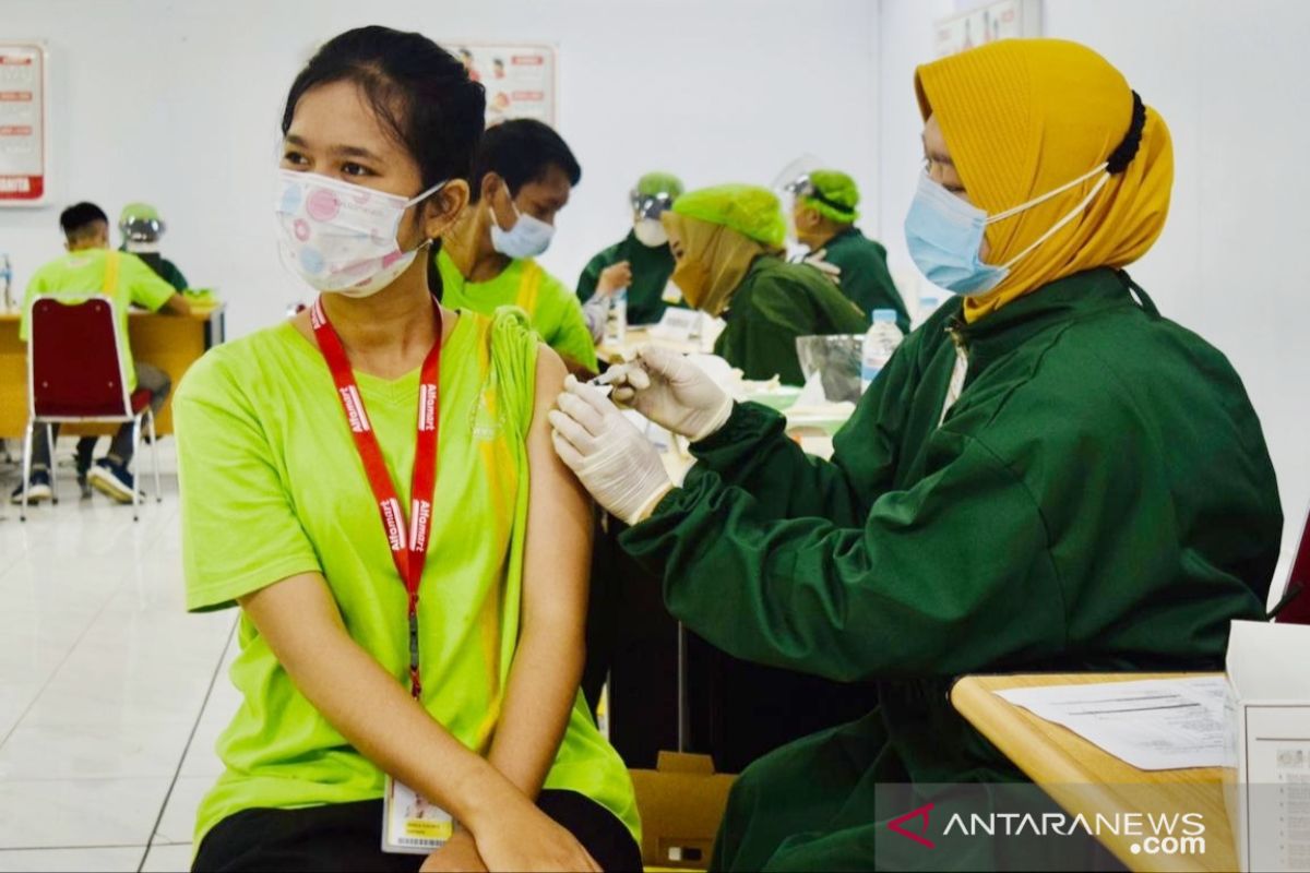 1.000 karyawan Alfamart Bogor divaksin jenis Pfizer