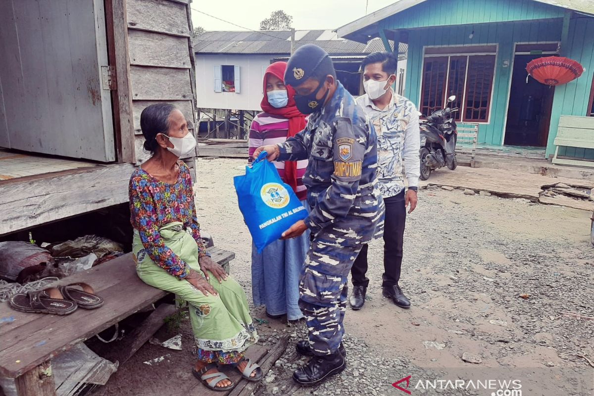 TNI AL Pos pantau Penajam bagikan 100 paket bahan pangan kepada warga