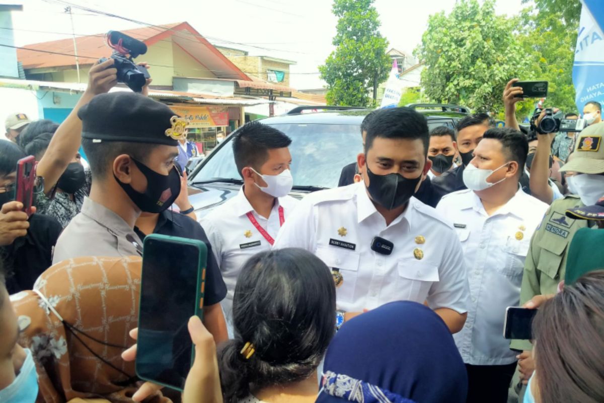 Resmikan sentra vaksinasi di Kecamatan Medan Selayang, Bobby dialog dengan warga yang tak bisa divaksin