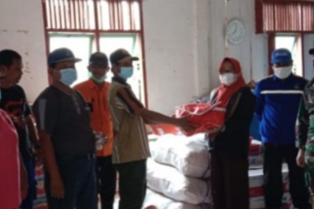 Dinsos Sulbar salurkan bantuan korban banjir di Desa Burana Mamasa
