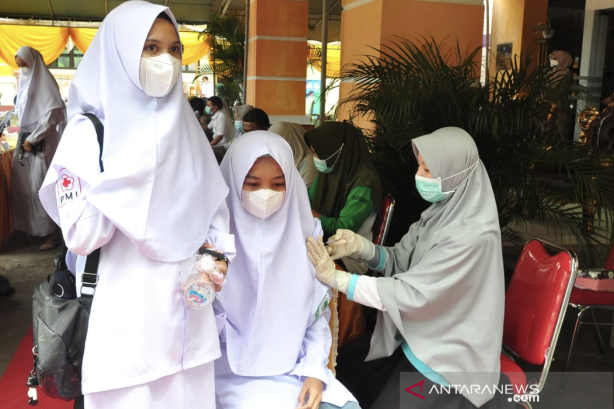 Ratusan siswa MAN I Gorontalo ikuti vaksinasi COVID-19