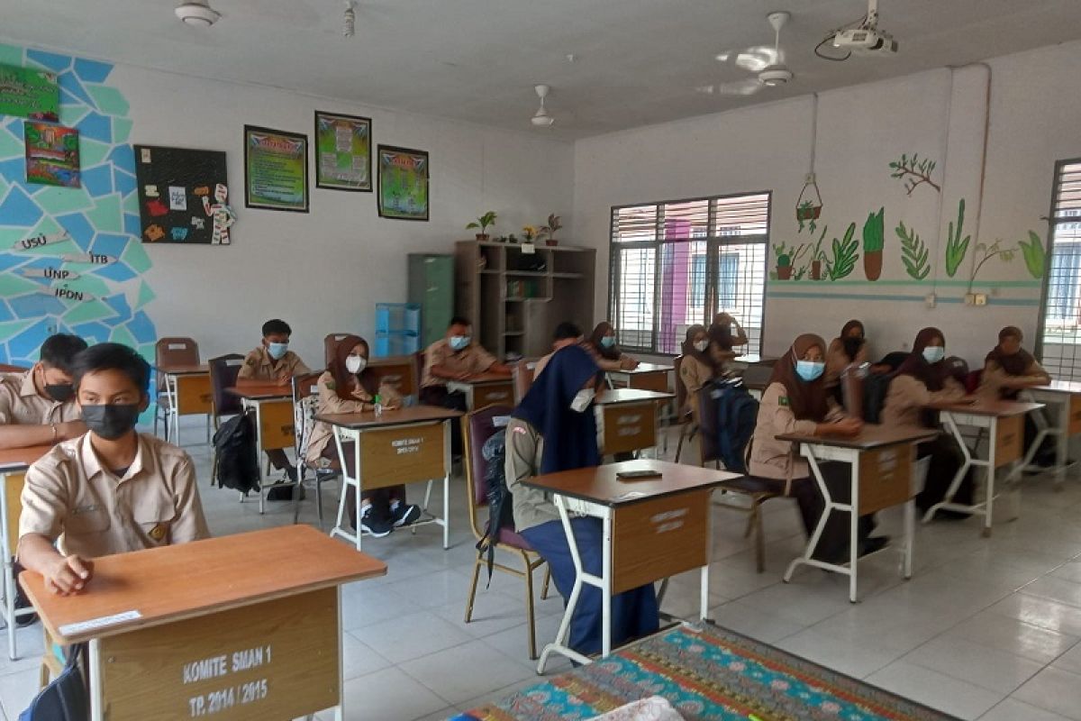 Pelajar di Pekanbaru gembira jumpa teman dan gurunya  proses belajar tatap muka digelar