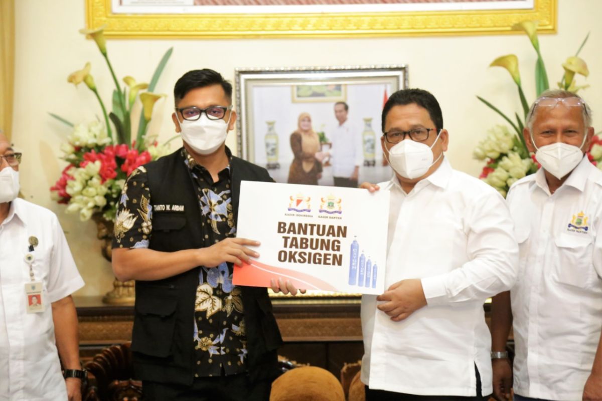 Pandeglang terima bantuan tabung oksigen dari Kadin Banten