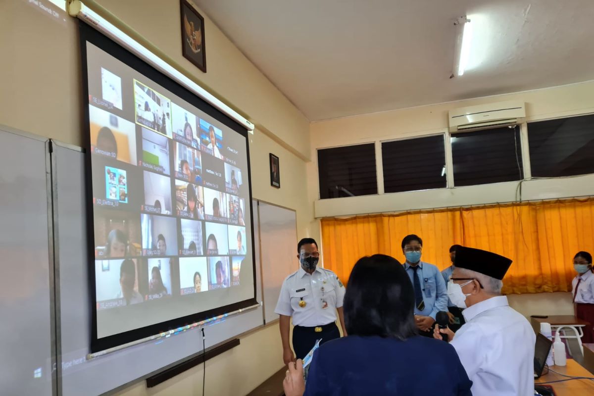 VP highlights enthusiasm among Jakarta students for offline classes