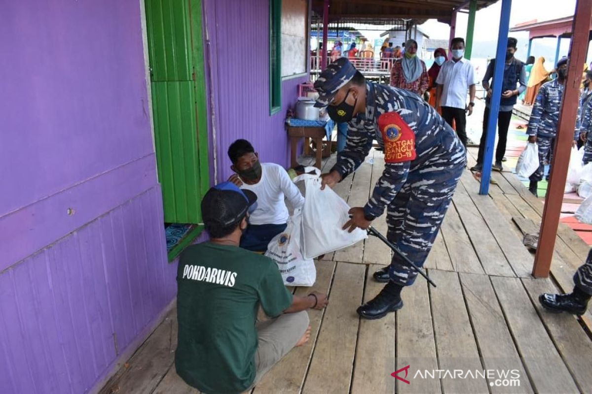 Kotabaru Navy helps coastal impoverished community