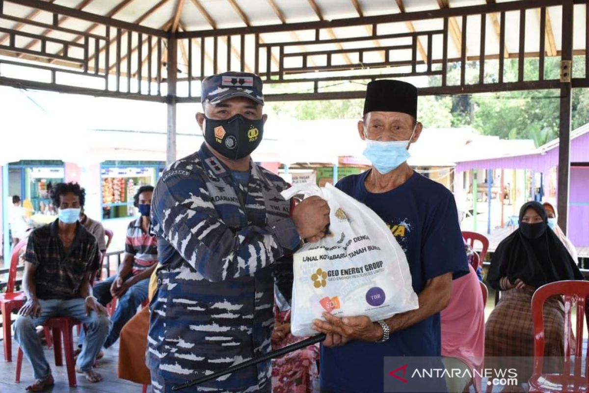 TNI AL Kotabaru bantu masyarakat miskin yang tinggal di pesisir