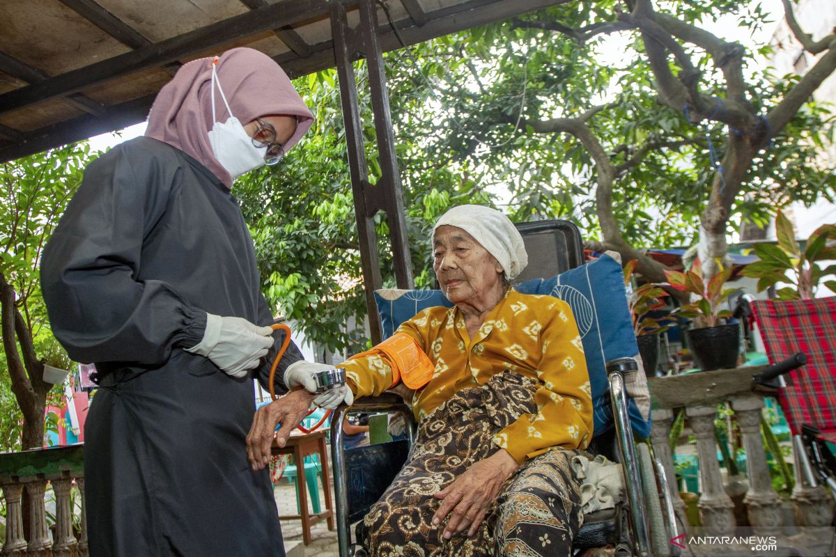 Karawang genjot target vaksinasi COVID-19 lansia untuk turunkan level PPKM