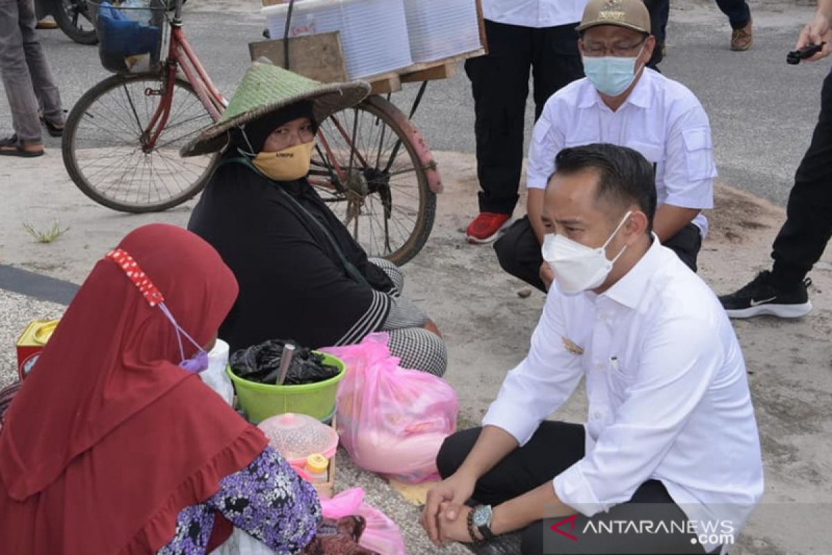 Fairid Naparin serahkan 250 paket bantuan untuk UKM Palangka Raya