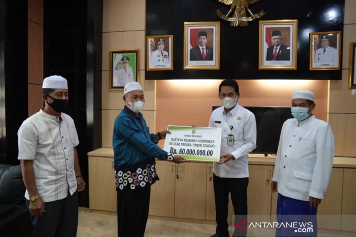 Four Balangan students receive scholarship to Middle East