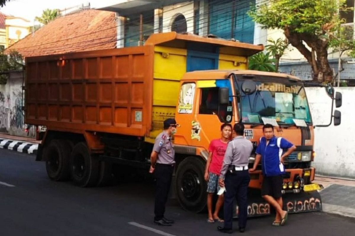Empat truk "dump" jumbo nekat masuk jalur kota Kudus ditilang