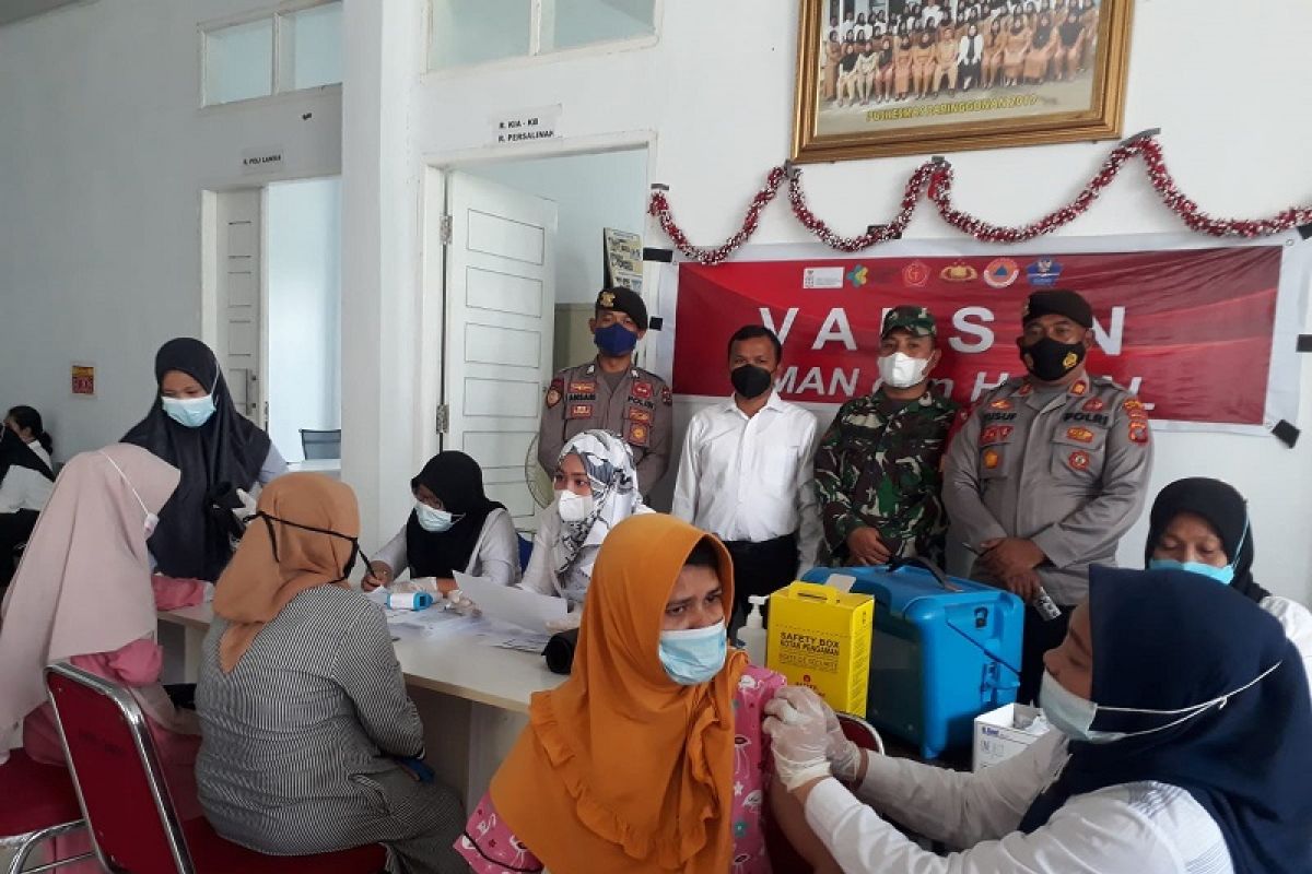 TNI/ Polri pantau vaksinasi COVID-19 serentak di Palas