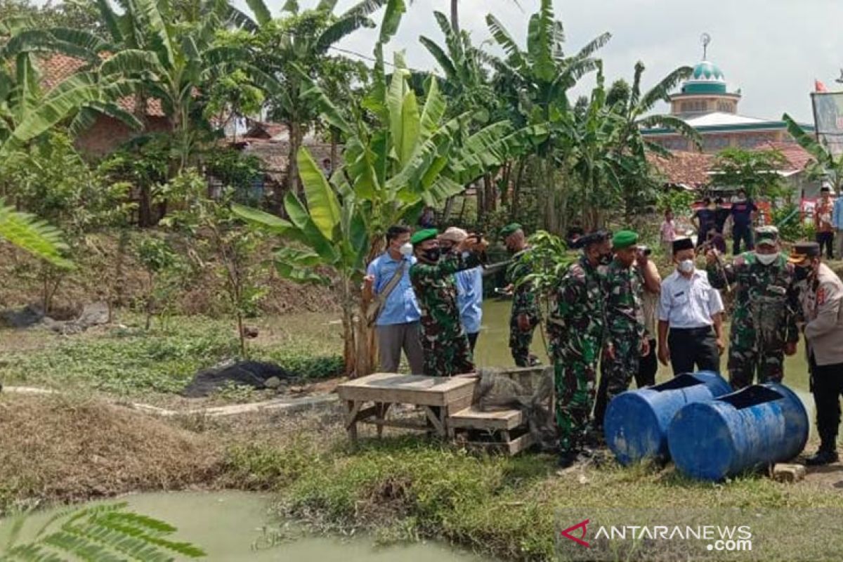 Kapolres dan Dandim bagikan beras dan ikan pada masyarakat