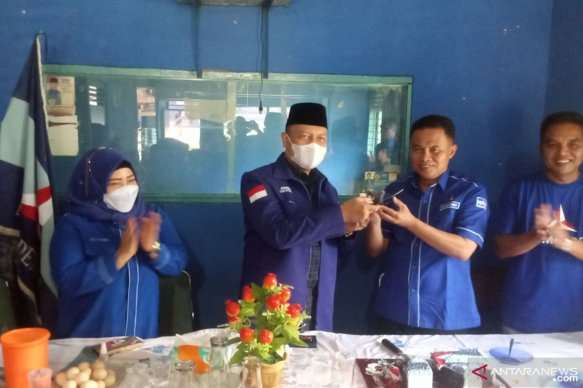 Di HUT partainya,  Demokrat Agam serahkan ini pada warga terdampak COVID-19