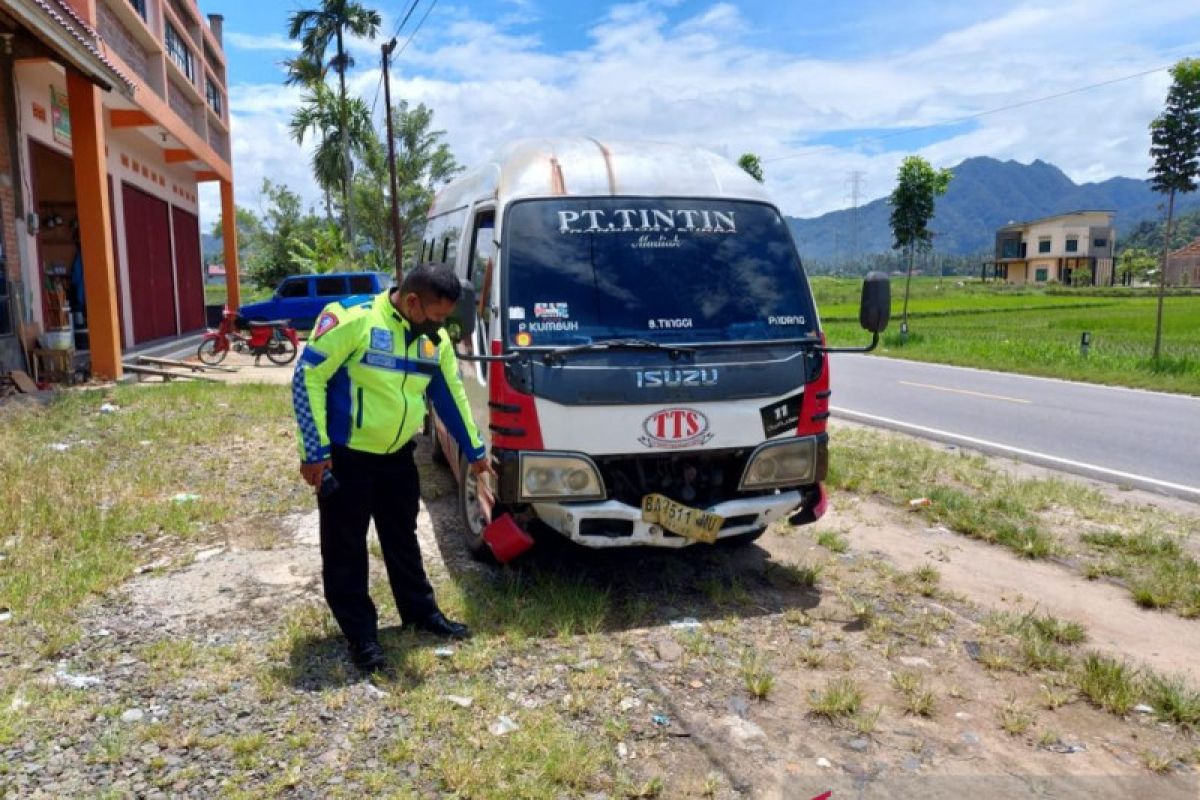 Seorang tewas, satu patah tulang karena tabrakan beruntun tiga mobil dan satu motor di Baso