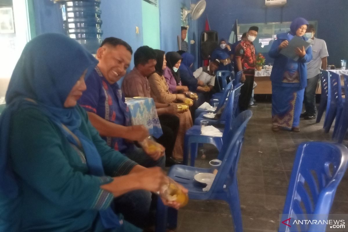 Membuat minuman khas Minangkabau ini, dilombakan pada HUT Partai Demokrat di Agam