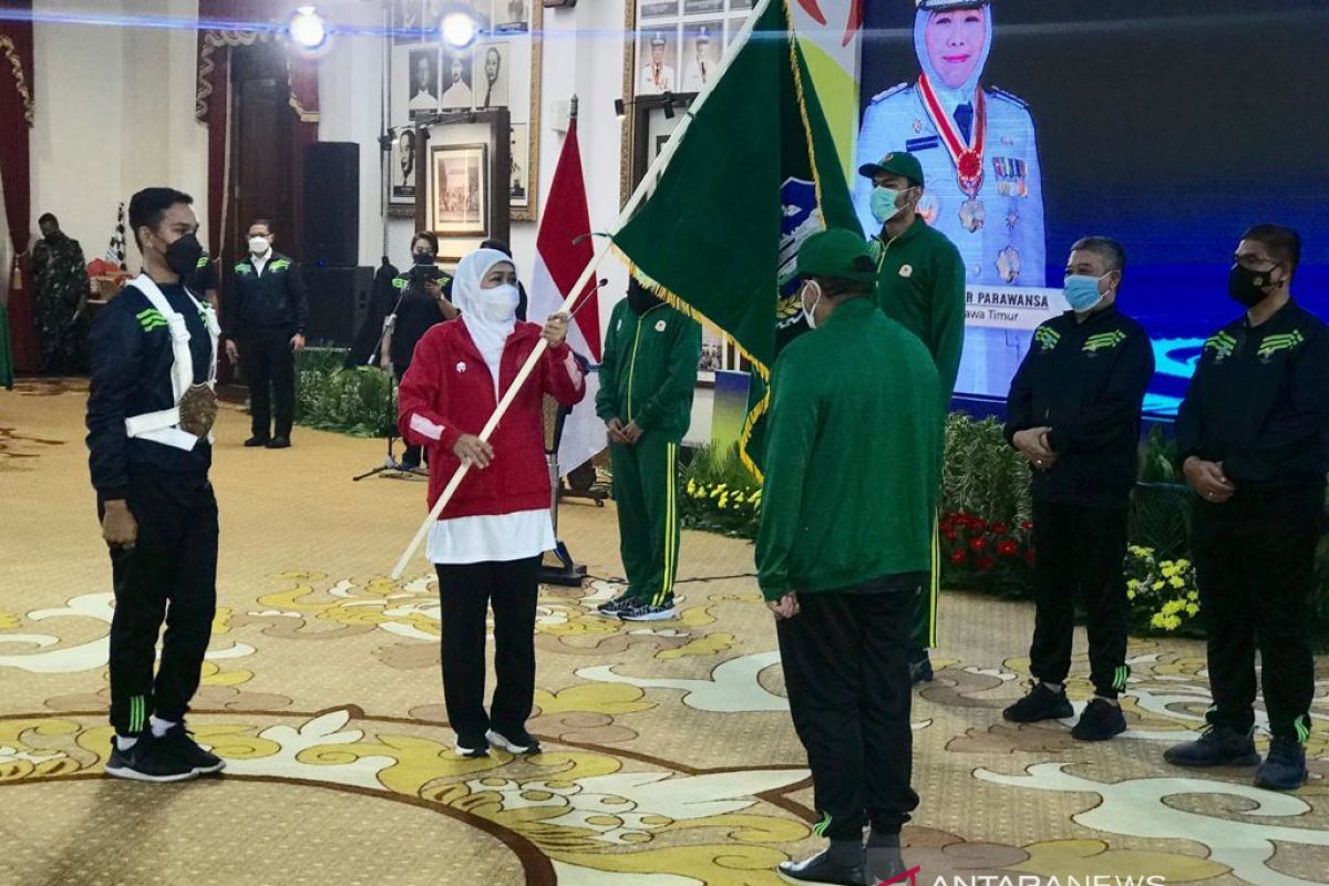 Lepas kontingen PON, Khofifah berpesan atlet Jatim menyatu dengan masyarakat Papua