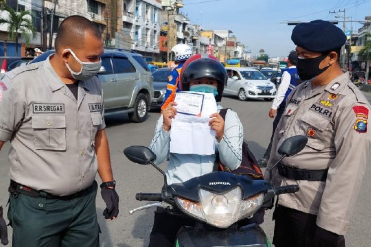 Petugas intensifkan pemeriksaan prokes warga yang masuk  Kota Medan