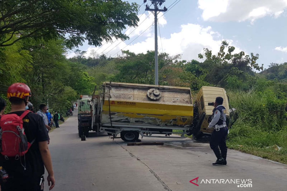 8 kendaraan terlibat kecelakaan maut di tanjakan Sigarbencah Semarang.