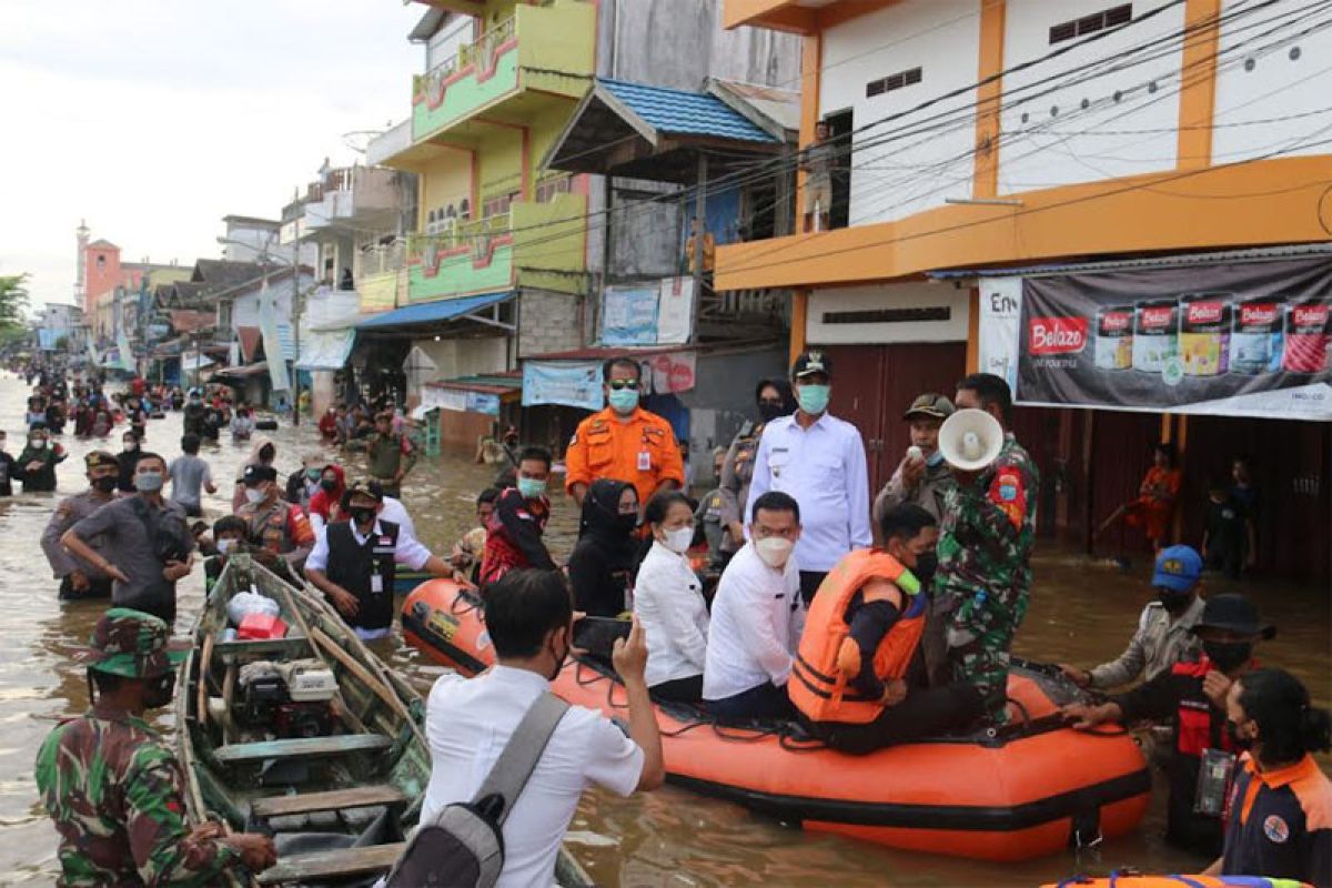 Wabup Barut minta masyarakat jangan bermain di kawasan banjir