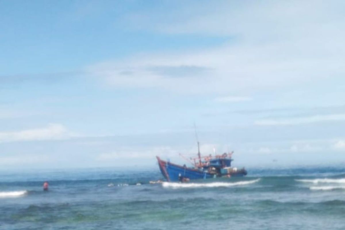 Kapal tangkap ikan kandas di Pulau Gosong Abdya