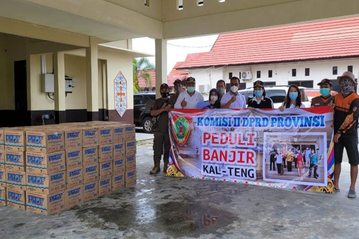 Komisi II DPRD Kalteng beri bantuan ke Korban Banjir di Katingan