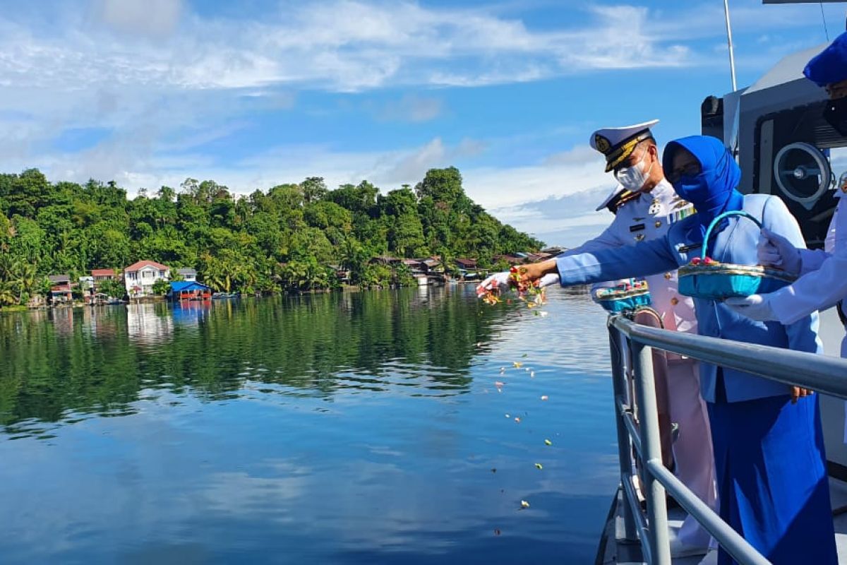 Peringati Hari Jadi,  TNI-AL Simeulue tabur bunga dan bagi sembako