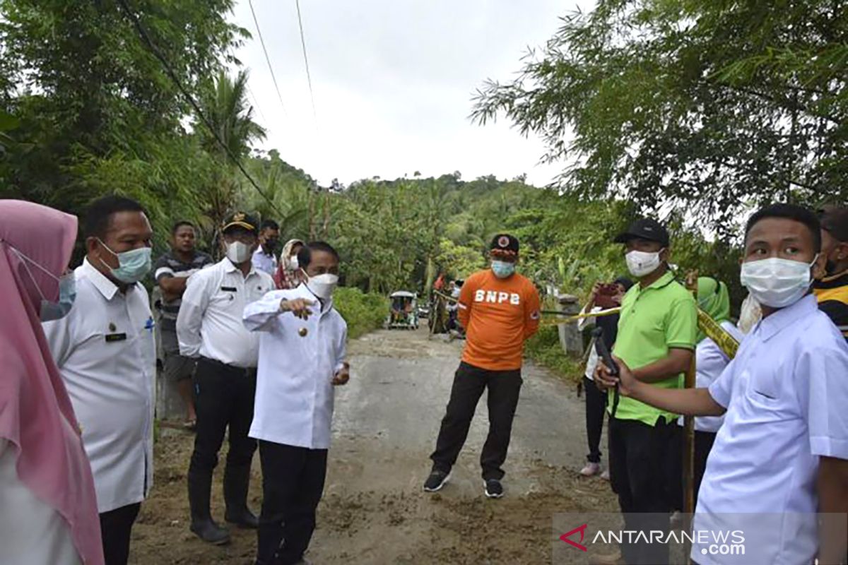 Bupati Gorontalo tinjau jembatan di Desa Tuladenggi yang ambruk
