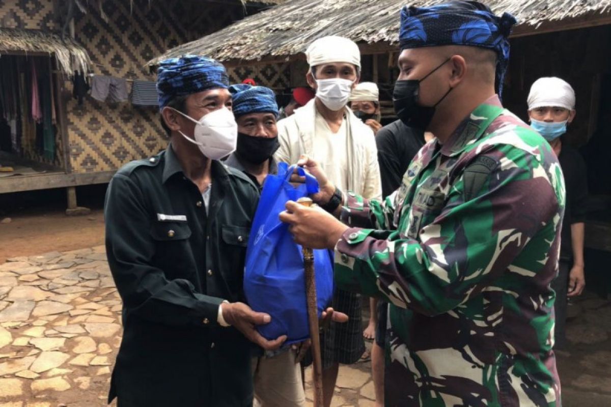 Kopassus TNI AD bagikan 150 paket sembako untuk masyarakat Baduy