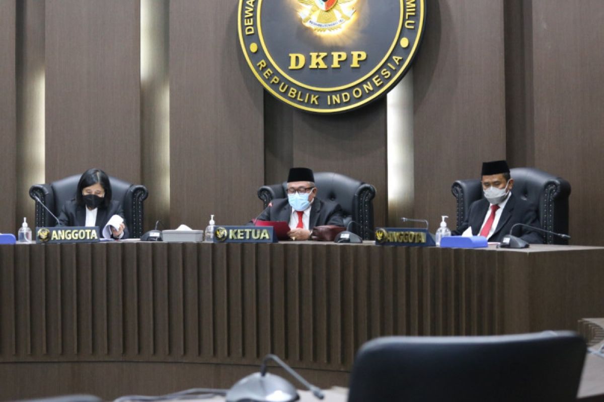 DKPP tegaskan pemecatan seorang komisioner KPU Maros sesuai aturan