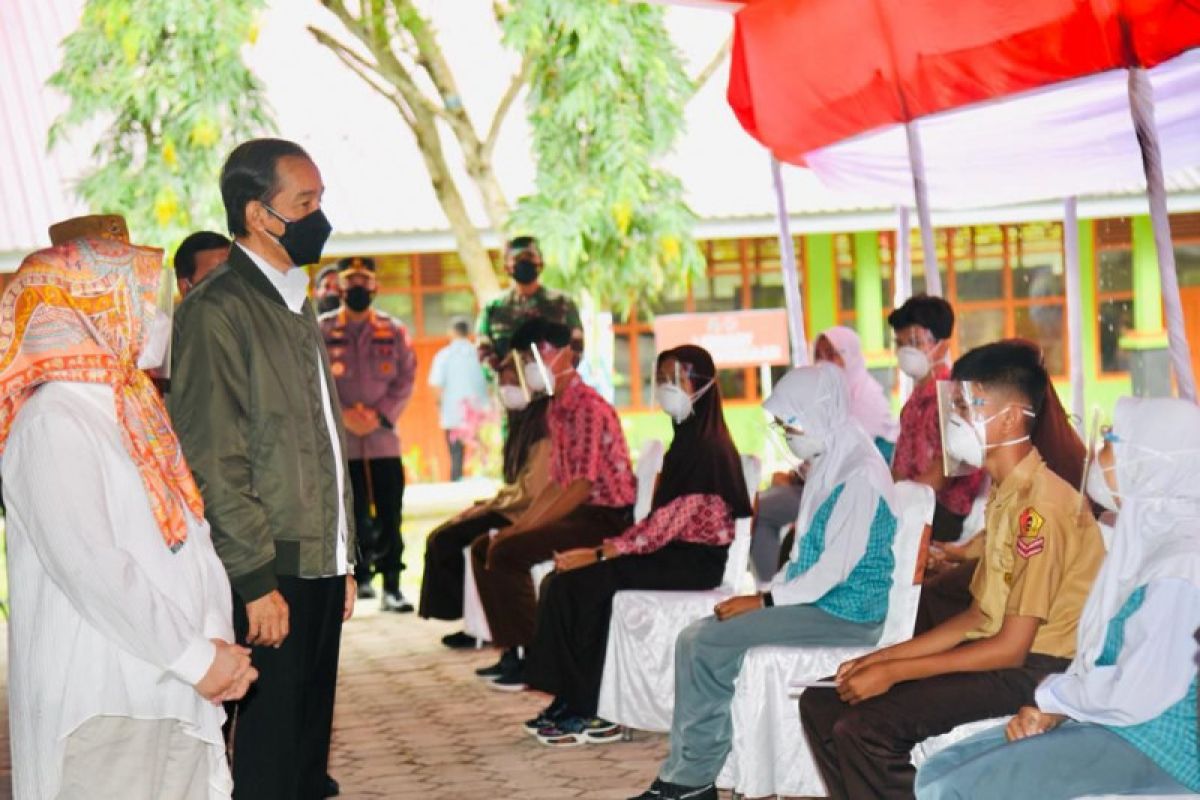 Pelajar Wajo antusias ikuti vaksinasi COVID-19 di hadapan Presiden Jokowi