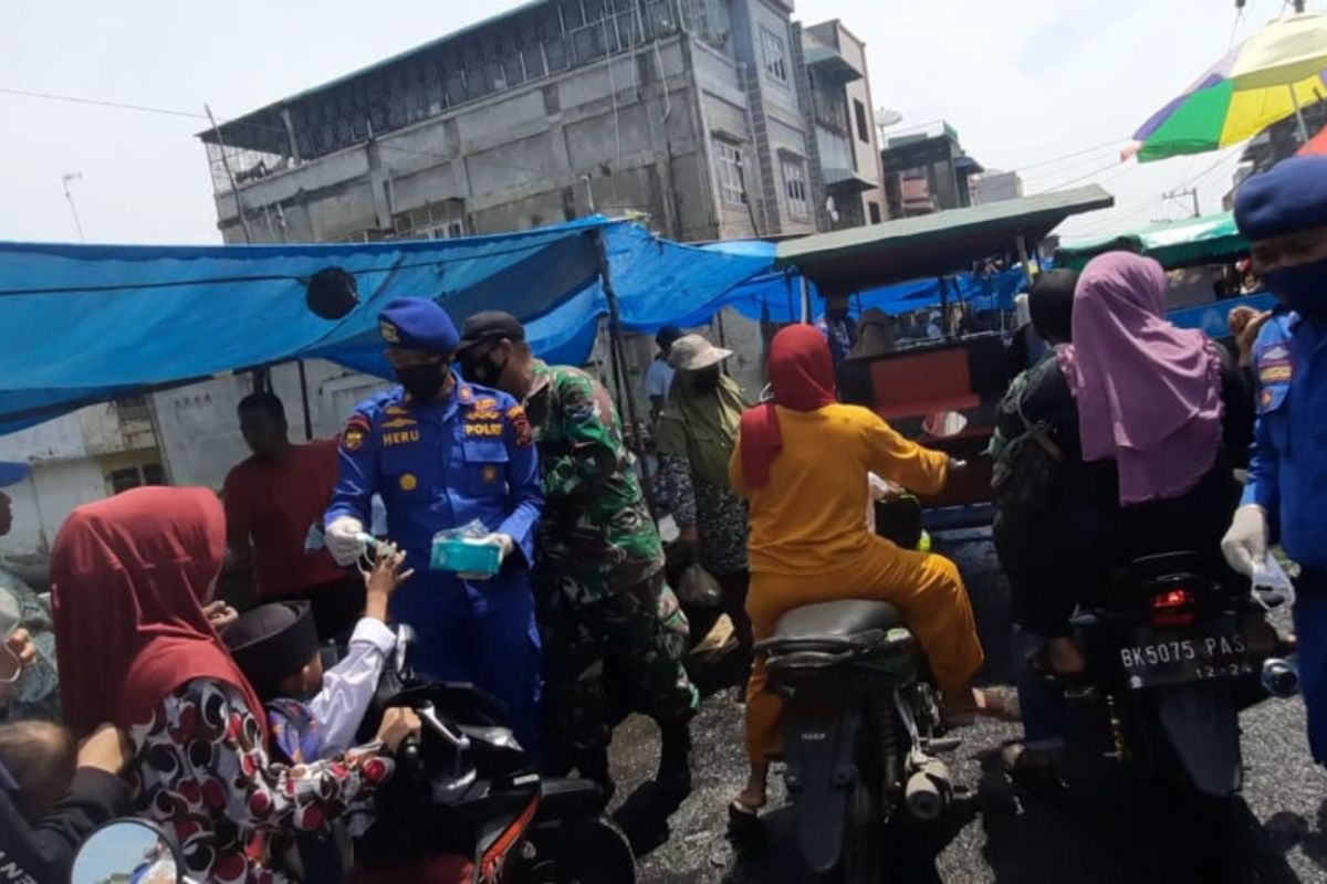 Polairud Langkat bagi masker kepada warga pesisir