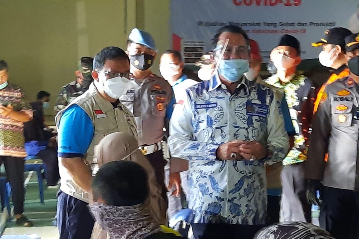 Anggota DPR RI Zulkifli Anwar gelar vaksinasi 1.000 warga Tanjungsenang-Natar