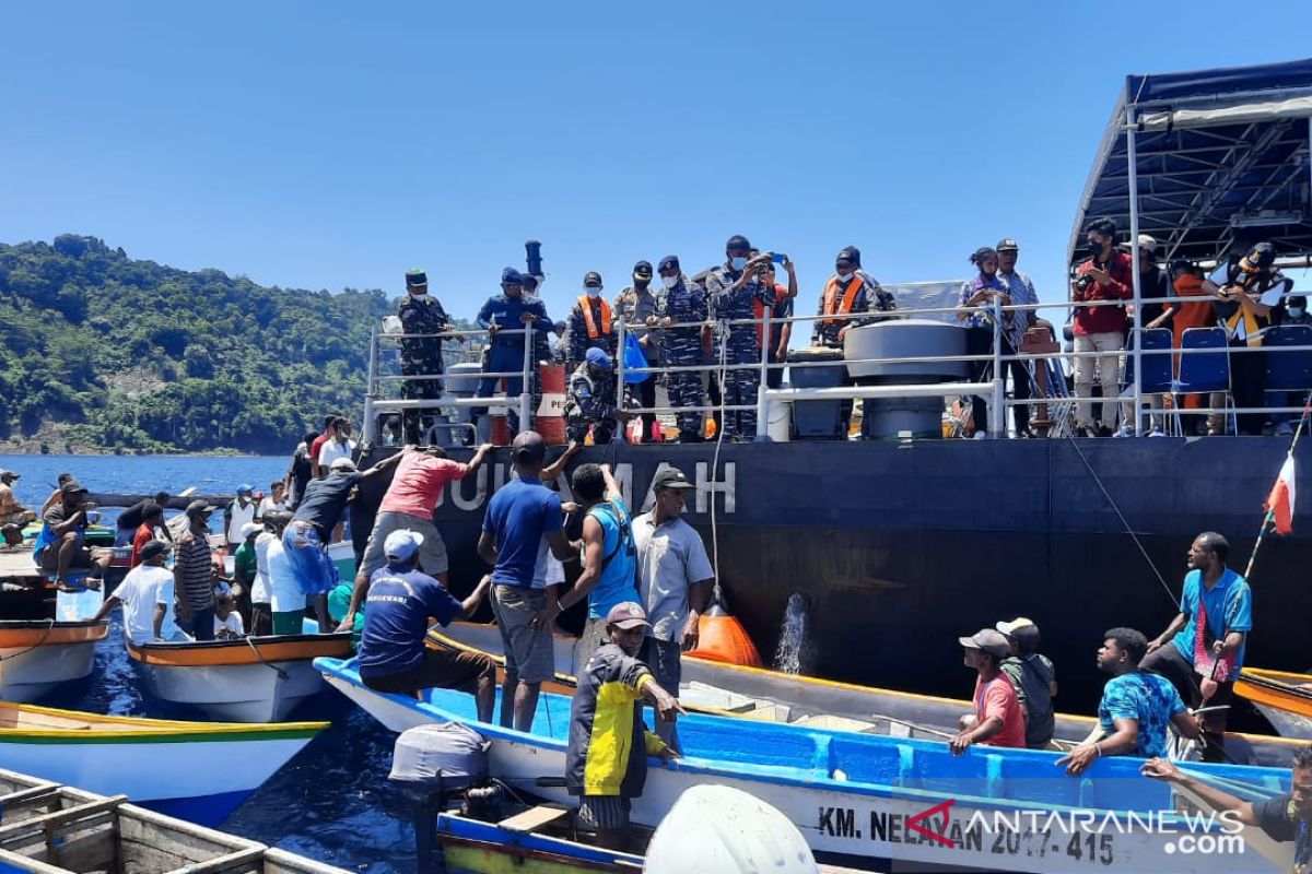 TNI AL bagikan sembako bagi nelayan di laut Yapen Papua