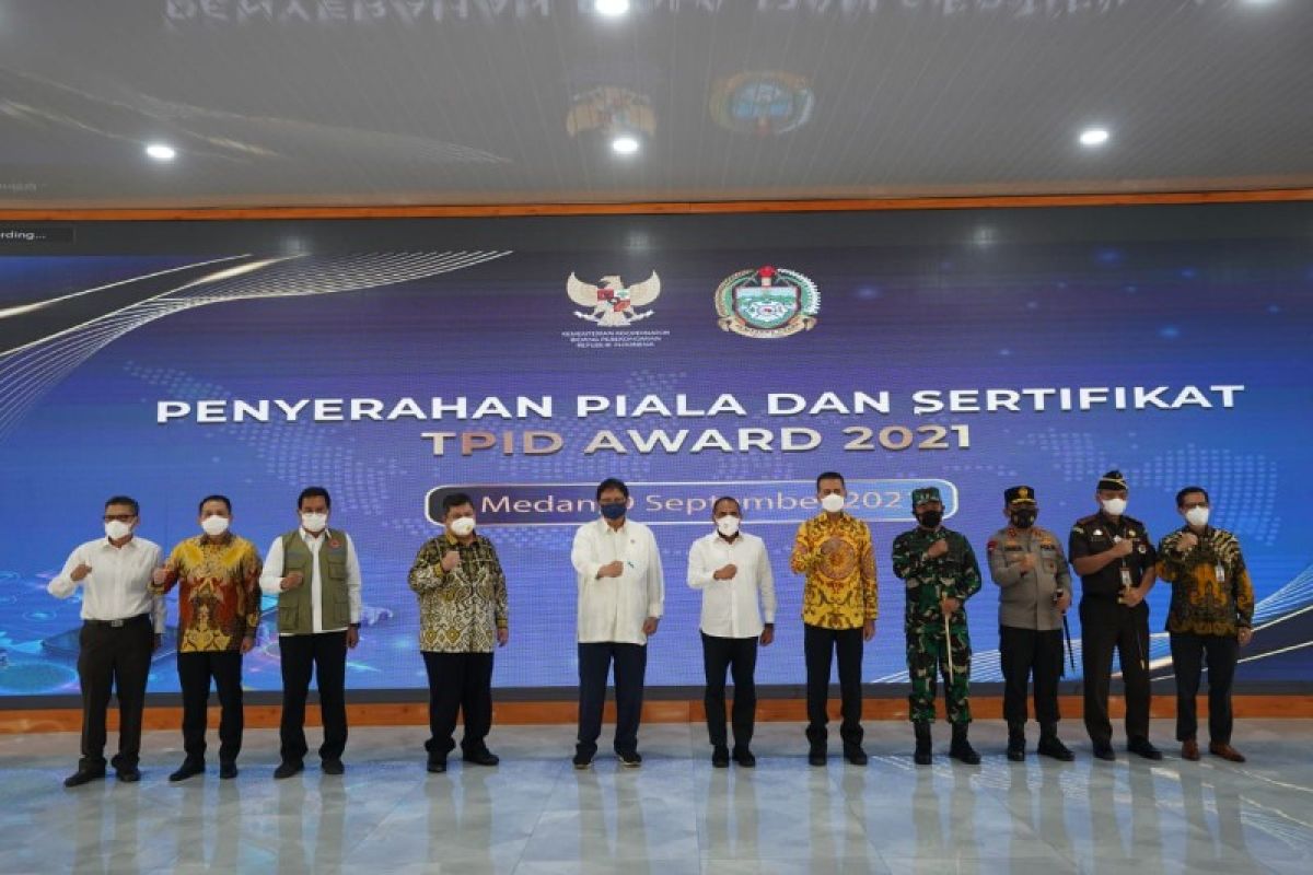 Menko Perekonomian serahkan TPID Award  untuk Pemprov  Sumut