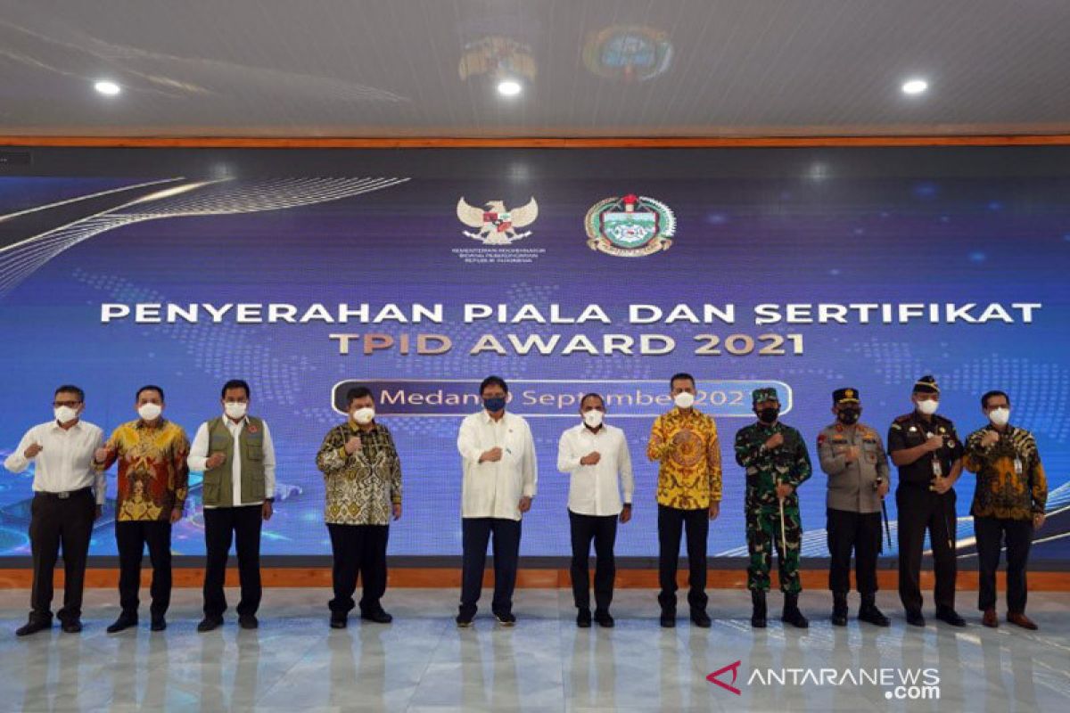 Menko Perekonomian serahkan TPID Award  untuk Pemprov Sumut