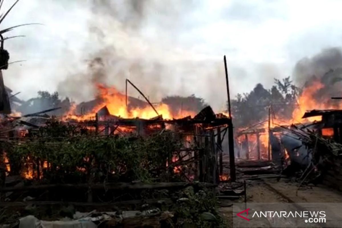 Tiga rumah di Danau Sipin  Jambi hangus terbakar